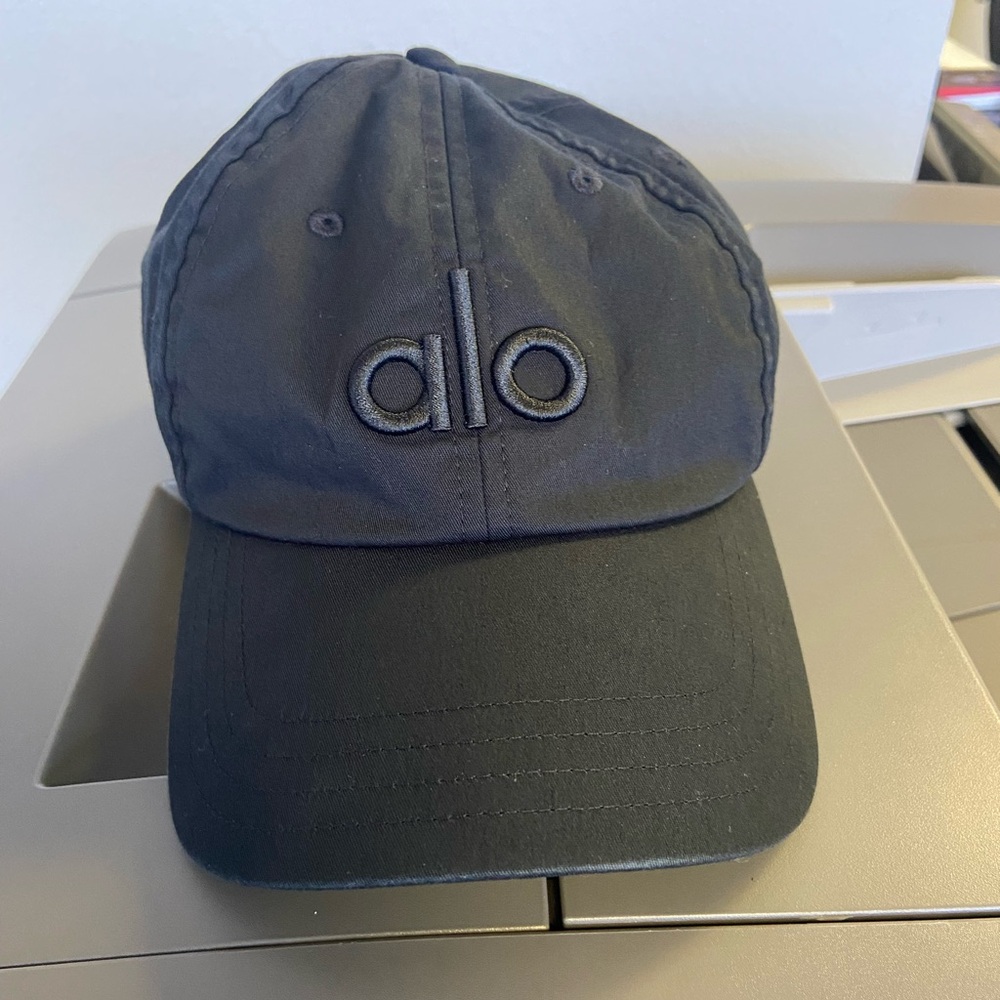 Alo embroidered off-Duty black unisex hat